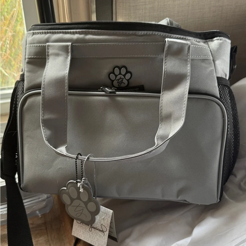 NWT Trisha Yearwood pet travel bag. Insulated w.food pouches & portable bowls!